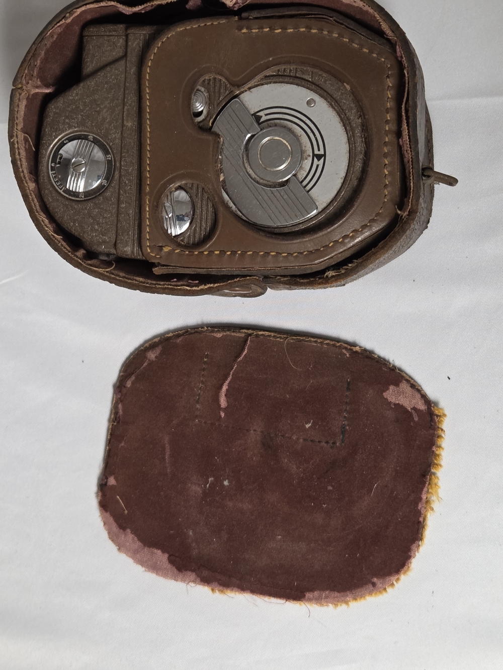 Vintage Revere Eight Model 81 Wind Up 8mm Movie Camera with case
